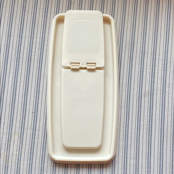 Rubbermaid Other - Rubbermaid 13 cup cereal storage plastic almond Lid w/ flip top opening Lid only